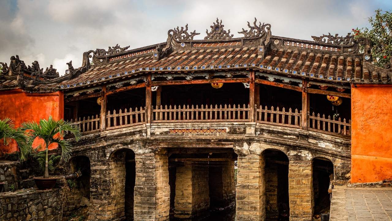 The covered Japanese bridge in Hoi An