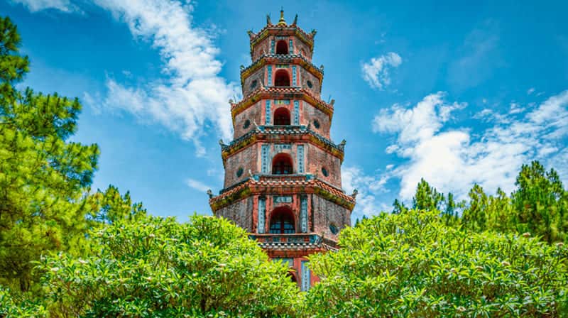 La tour Phuoc Duyen à sept niveaux de la pagode Thien Mu, à Hué, dominant les arbres sous un ciel bleu