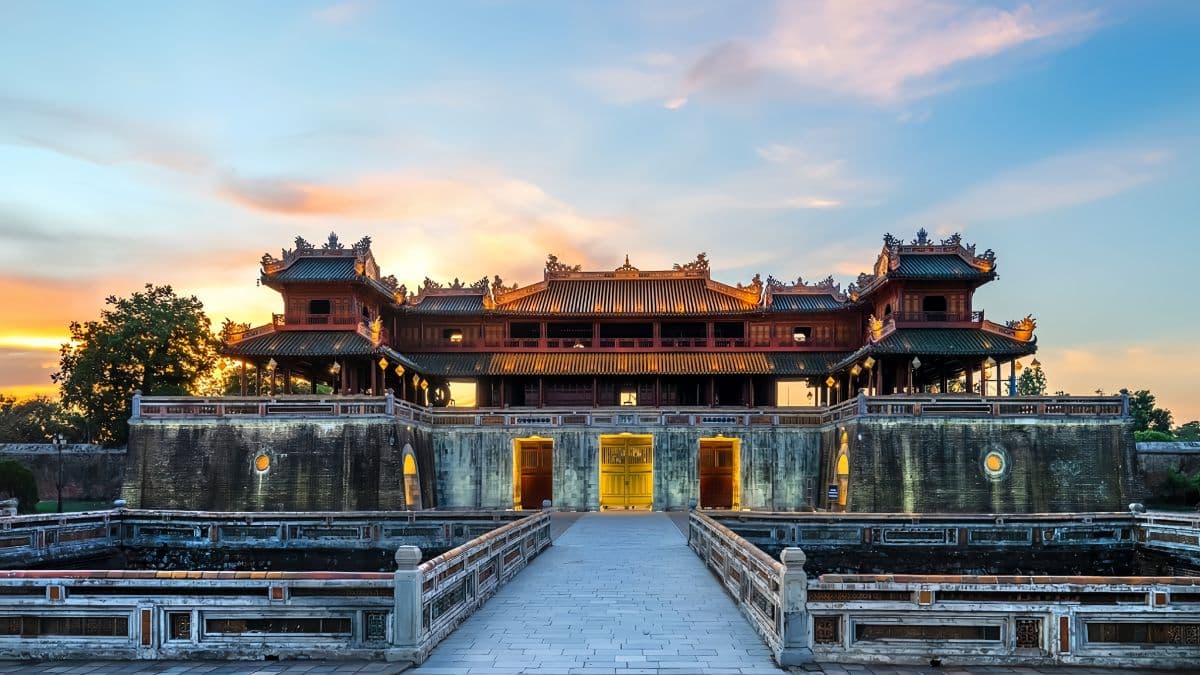 顺化皇城正门午门在柔和的天空下亮起灯光